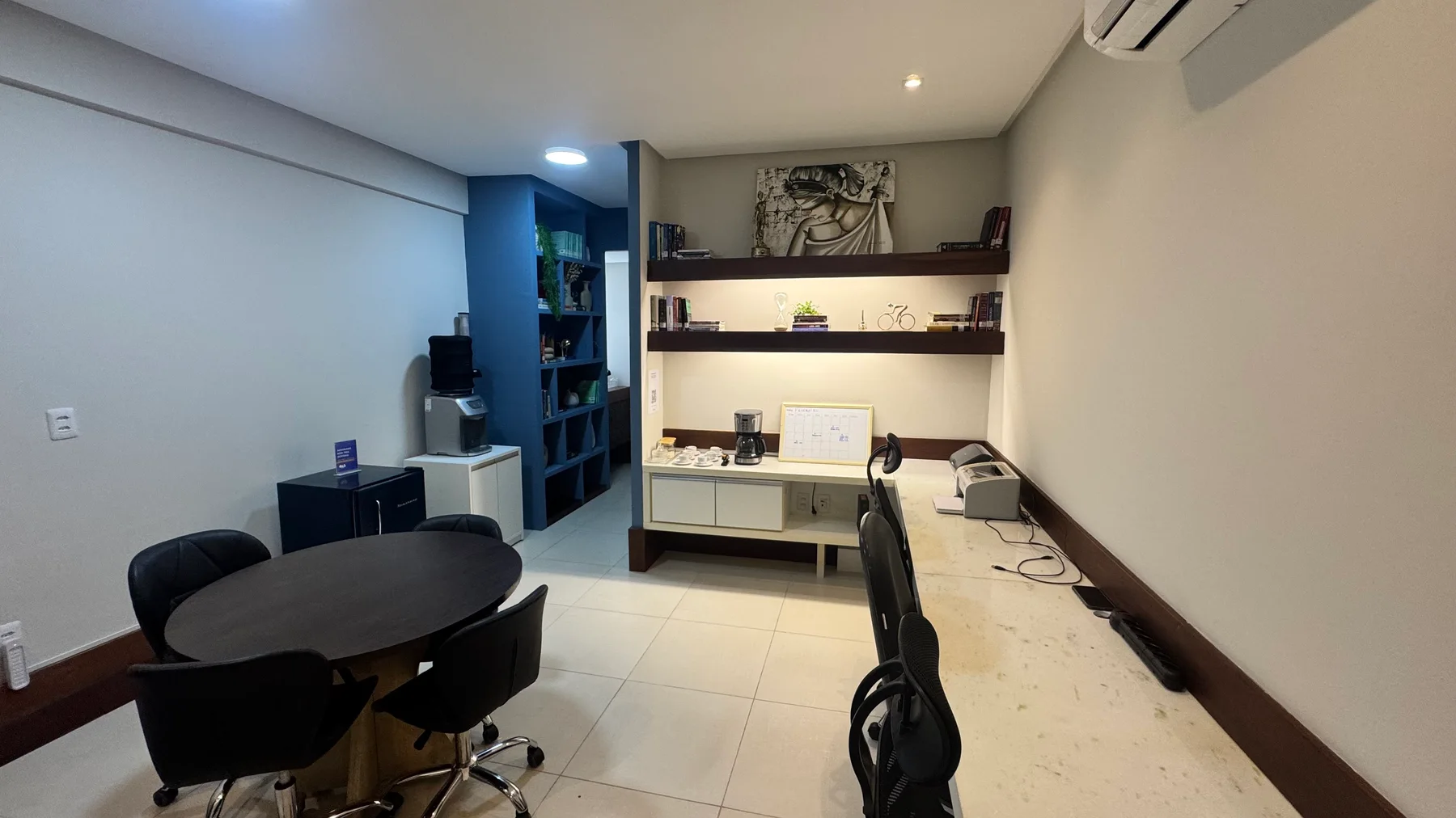 Sala de reunião e ambiente interno do escritório