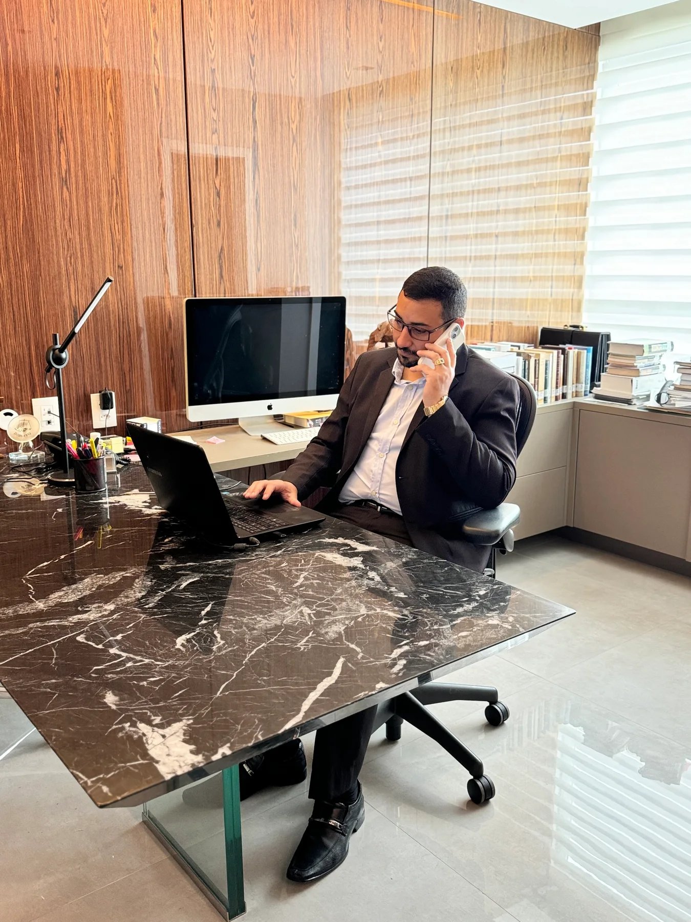 Profissional da equipe trabalhando à mesa no escritório